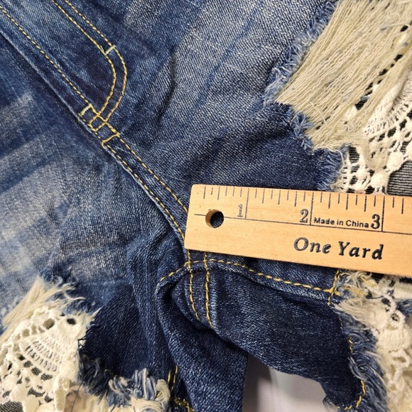 No Boundaries Crochet Lace Trim Distressed Denim Shorts Dark Wash Size 3 Womens - Picture 6 of 8